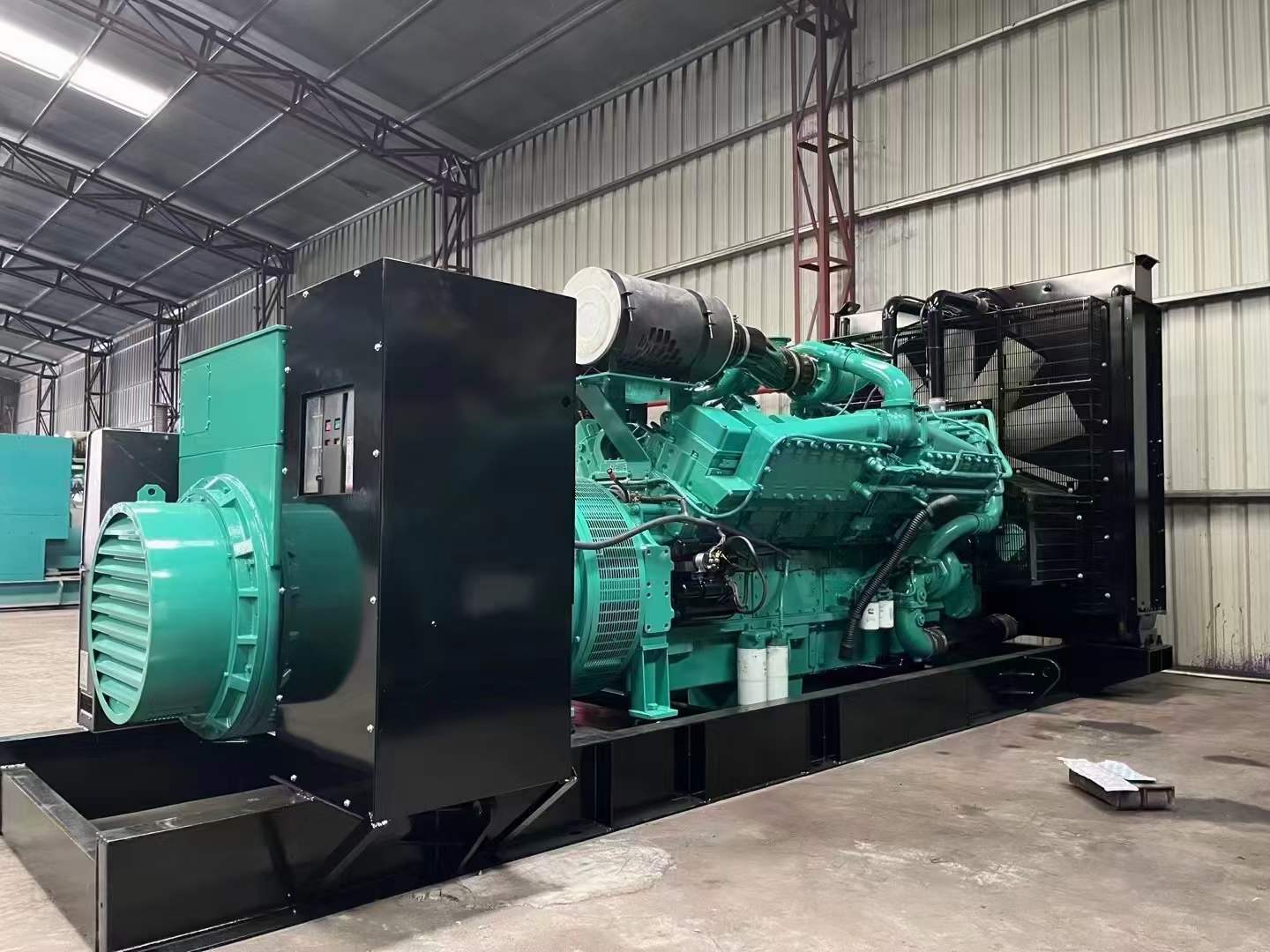 红山如何降低 800kW 柴油发电机输出电流的波动？