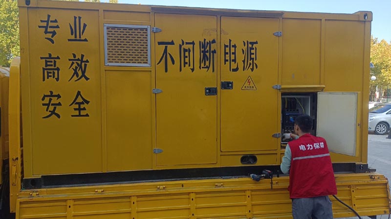 红山柴油发电机组和UPS电源配合使用时，如何避免切换过程中的电力中断？